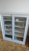 Weiße Ikea-Vitrine mit Glasschiebetüren