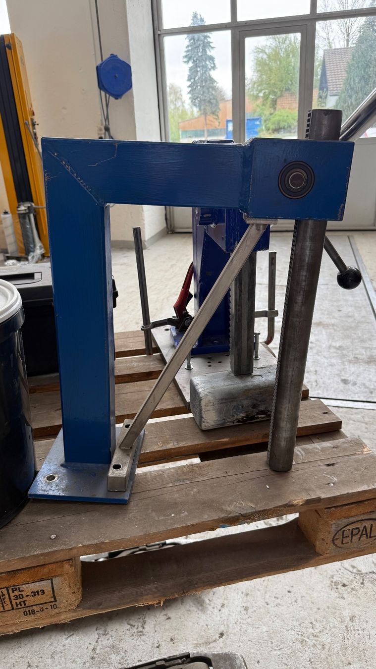 Tous les outils: Handpresse – D'occasion à Dagmersellen par Scania68 1