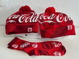 3-teiliges Coca-Cola Winter-Set: 2x Bommelmütze & 1x Socken