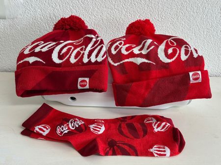 3-teiliges Coca-Cola Winter-Set: 2x Bommelmütze & 1x Socken