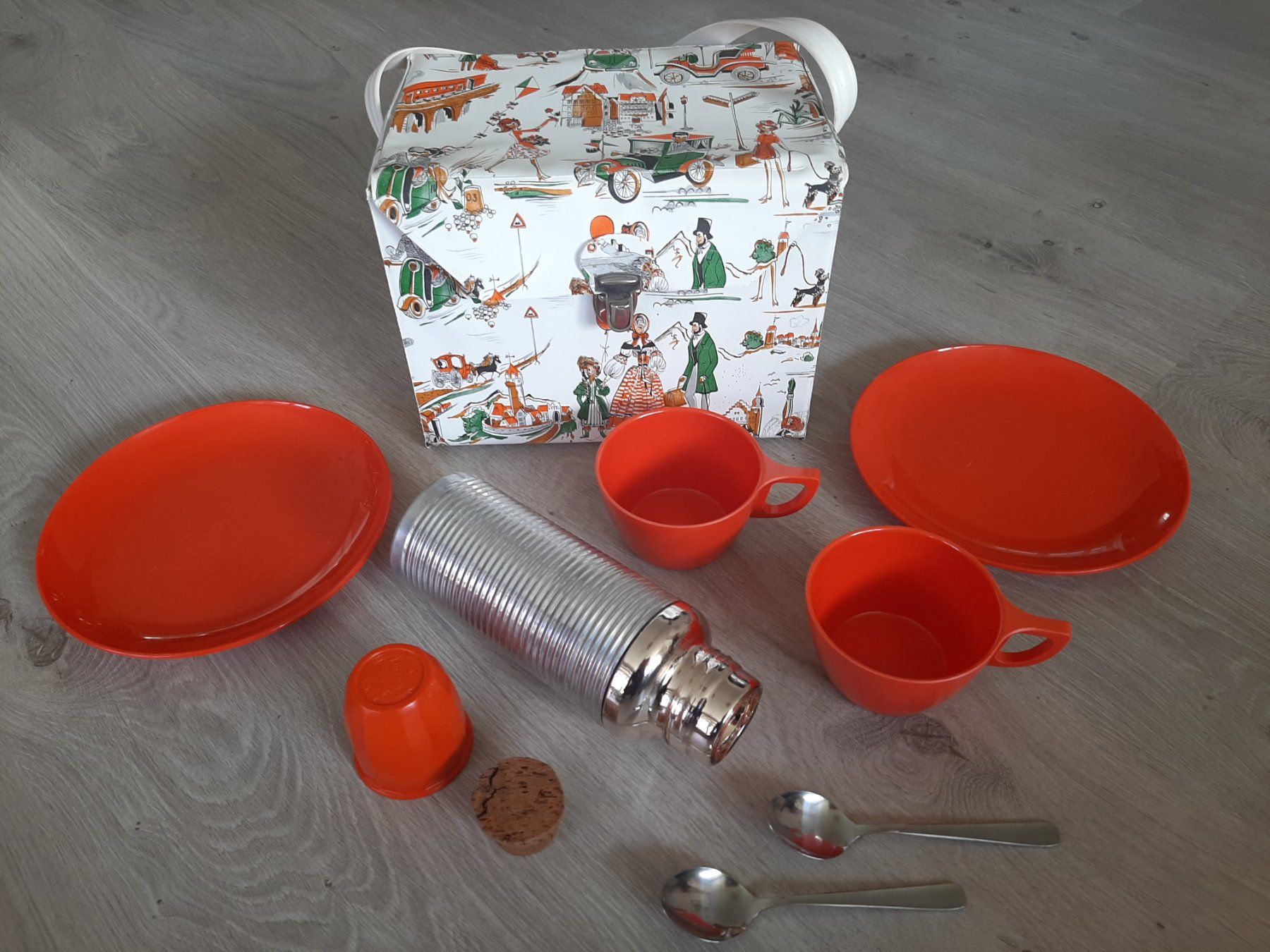 Set di piatti: Mid Century 50er 60er Vintage Oldtimer Camping Picknick Set – Usato da Erschwil venduto da Karabella 7
