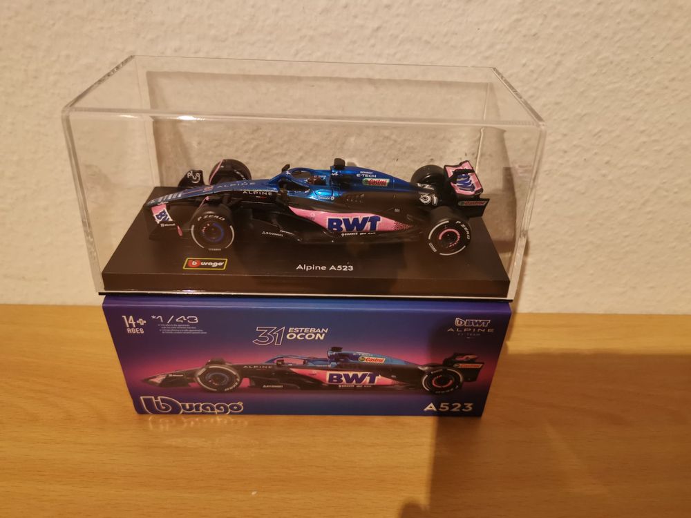 Spark Esteban Ocon 2024 BWT Alpine F1 Team Mini casque, vitrine