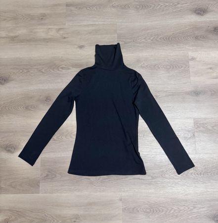 Pull léger, noir à col roulé. Taille XS