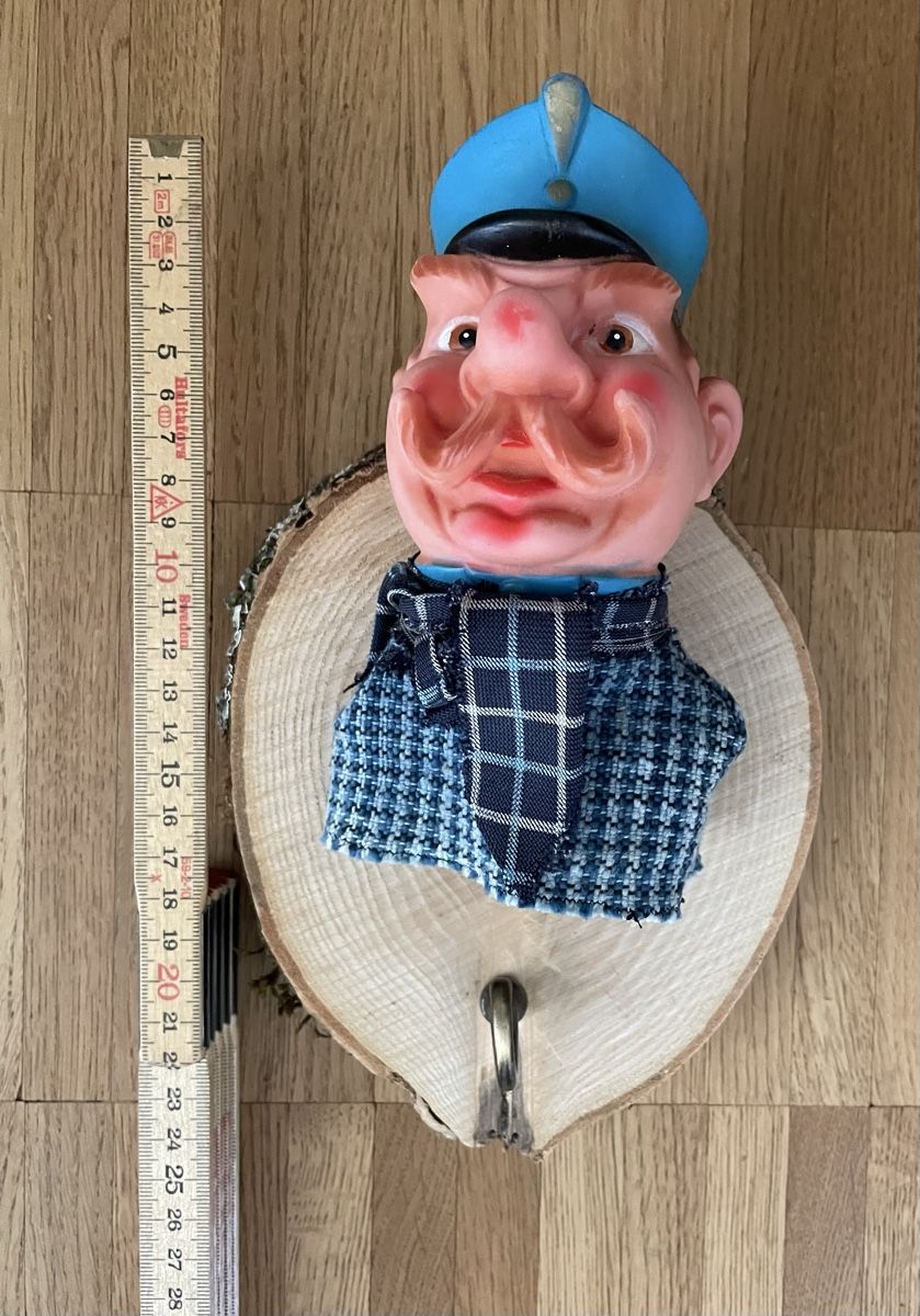 Guardaroba: Garderobe mit Kasperli Figur – Usato da Zürich venduto da Refereefair 3