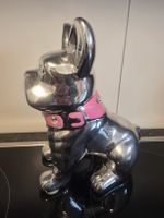 Silberfarbige Bulldogge Figur mit pinkem Halsband,