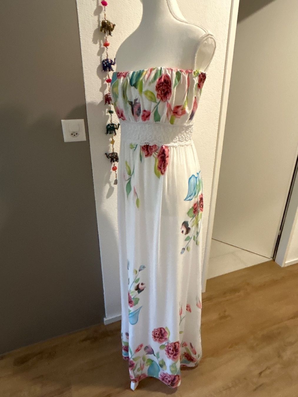 Kleider: Maxikleid weiss mit Blumenmuster Schulterfrei Einheisgrösse – Gebraucht aus Brunnen von Nala2929 5