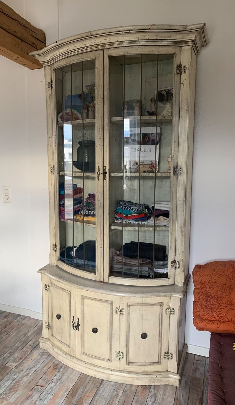 Vetrine: Stilmöbel Vitrine shabby chic – Usato da Widnau venduto da ChnopfundNagel