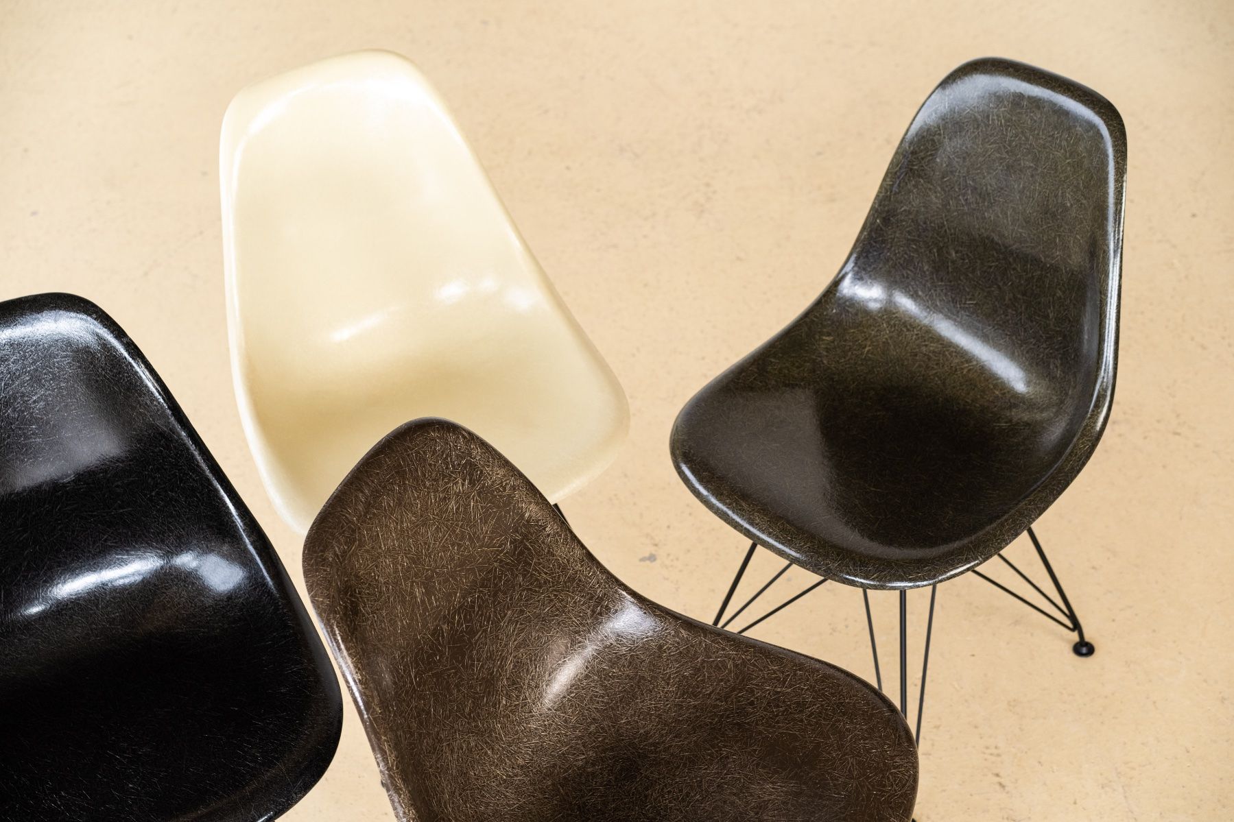 Herman Miller Stühle: Vintage Eames Fiberglas Stühle Hermann Miller - Eiffel Base – Gebraucht aus Meinisberg von atelier_TILIJA 2