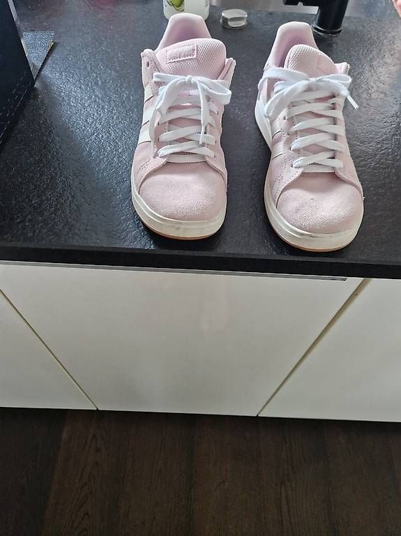 Chaussures femmes: Sneaker Adidas neu – D'occasion à Wittenbach par Ahoc