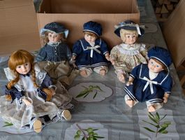 Set von 4 Porzellanpuppen in verschiedenen Outfits gut