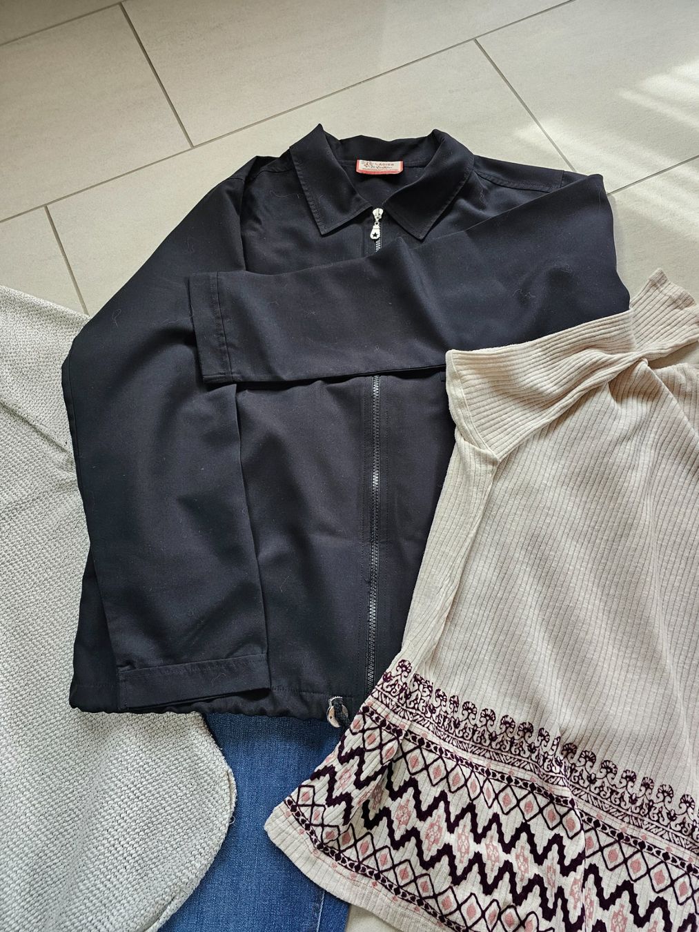 Lots de vêtements: Jeans & 3 Oberteile Grösse 40/42  L – D'occasion à Einigen par Pretorius66 6