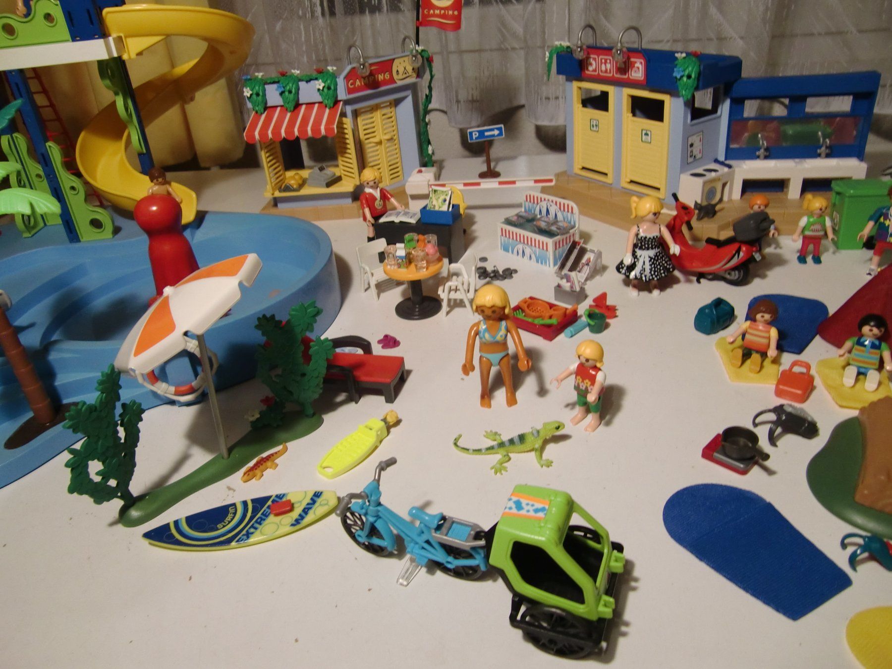 Playmobil Spielzeuge: Playmobil Campingplatz mit Camper + Rutsche - extra gross – Gebraucht aus Arbon von 200sterne 3
