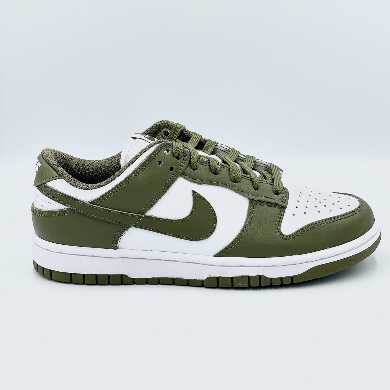 Nike Scarpe da donna: Nike Dunk Low Medium Olive EU 42.5 – Nuovo e nell'imballaggio originale da Erlinsbach venduto da sasneakers 1