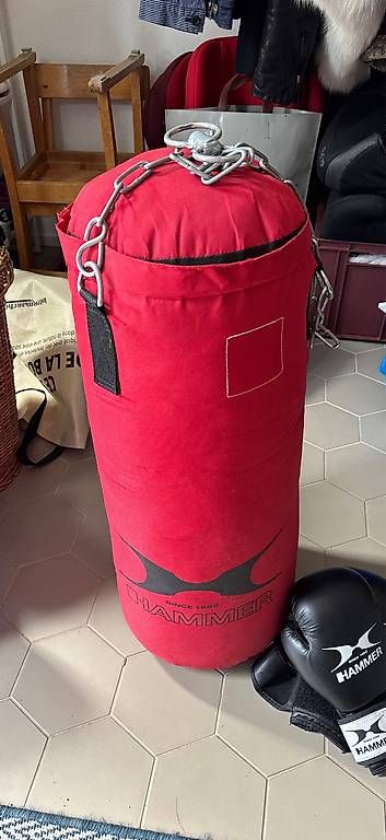 Sacs de frappe: Boxsack mit Boxhandschuhen – D'occasion à Weiningen ZH par Fabu1892
