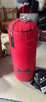 Boxsack mit Boxhandschuhen