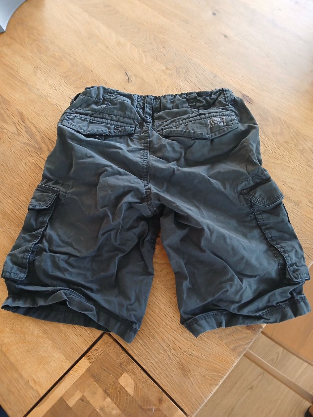 C&A Pantaloni: kurze Hose 134 c&a – Usato da Fislisbach venduto da Coffeeinthemorning 1