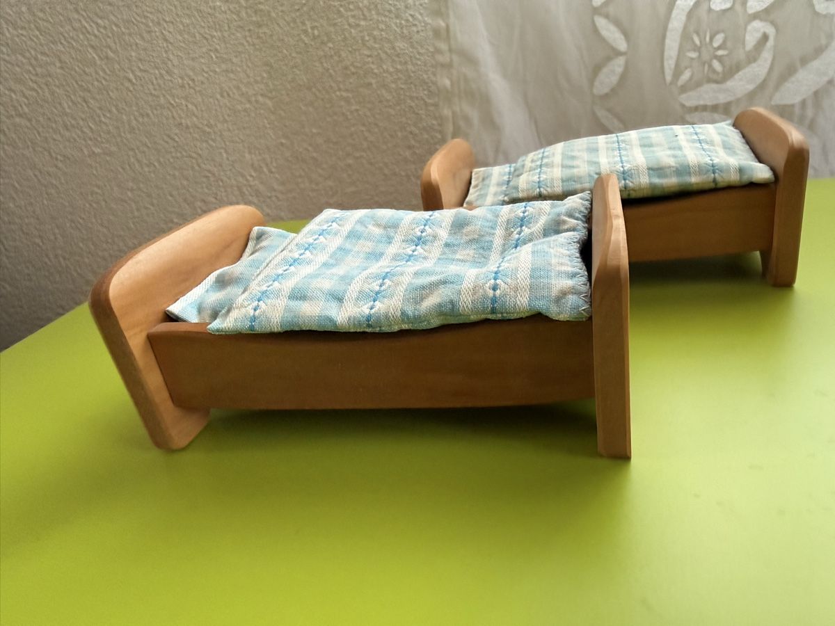 Puppenhäuser & -möbel: Puppenhausmöbel aus Holz – Gebraucht aus Kirchberg BE von wimmler