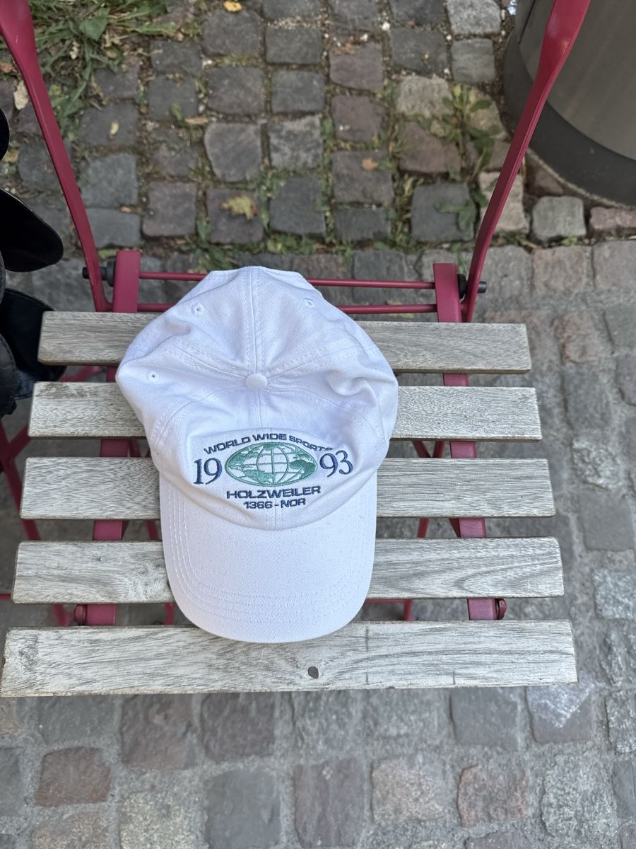 Holzweiler Copricapi, berretti & cappellini: Holzweiler Cap – Usato da Zürich venduto da edit_closet
