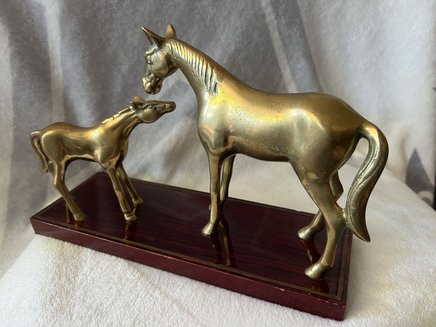 Figuren: Messing Pferd auf Holzsockel Skulptur – Gebraucht aus Frenkendorf von Only1 3
