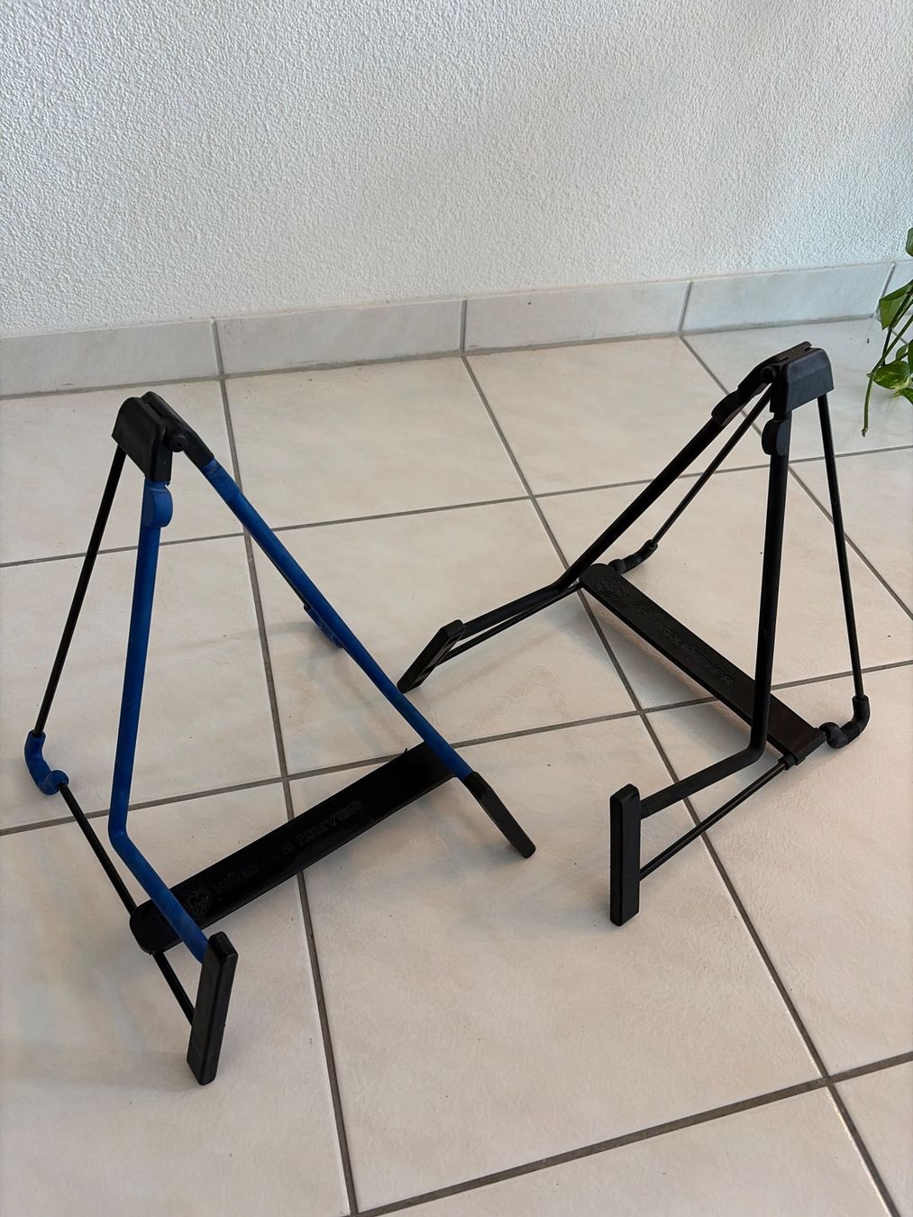 König & Meyer Supporti per strumenti musicali & leggii: 2x Gitarrenständer König & Meyer – Usato da Zürich venduto da fabsito