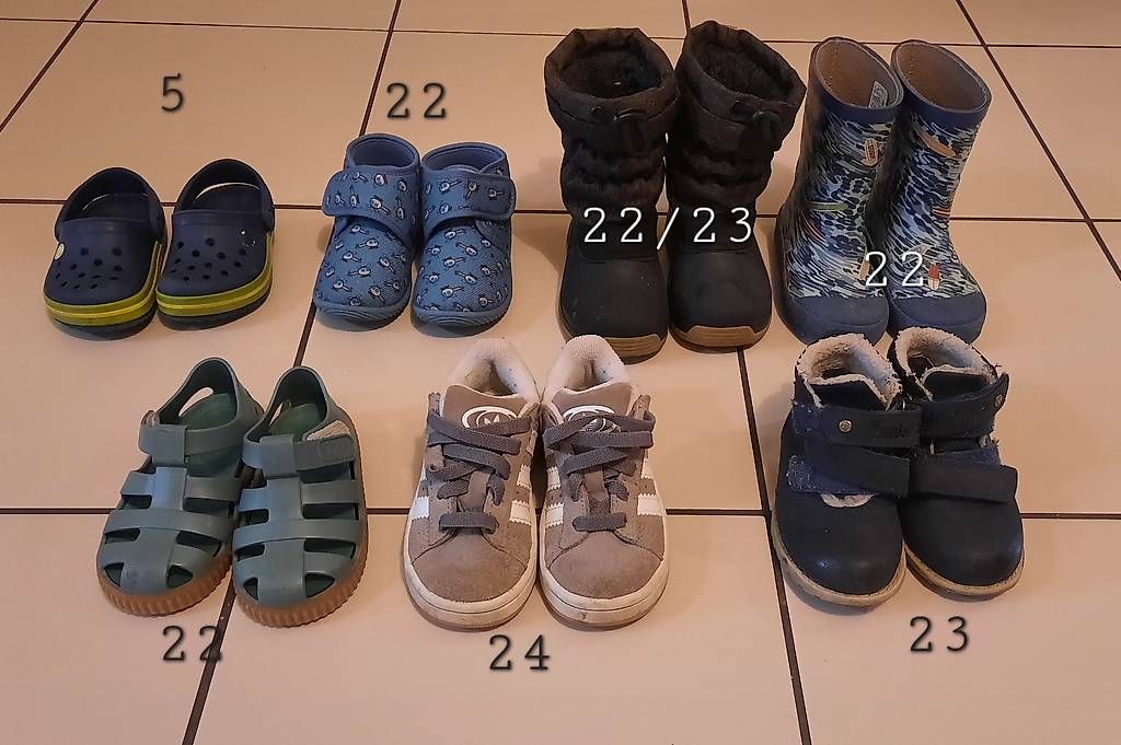 Schuhe für Jungen: Basquettes bottes sandales crocs T22 à 24 – Gebraucht aus Prilly von chi_zl7s