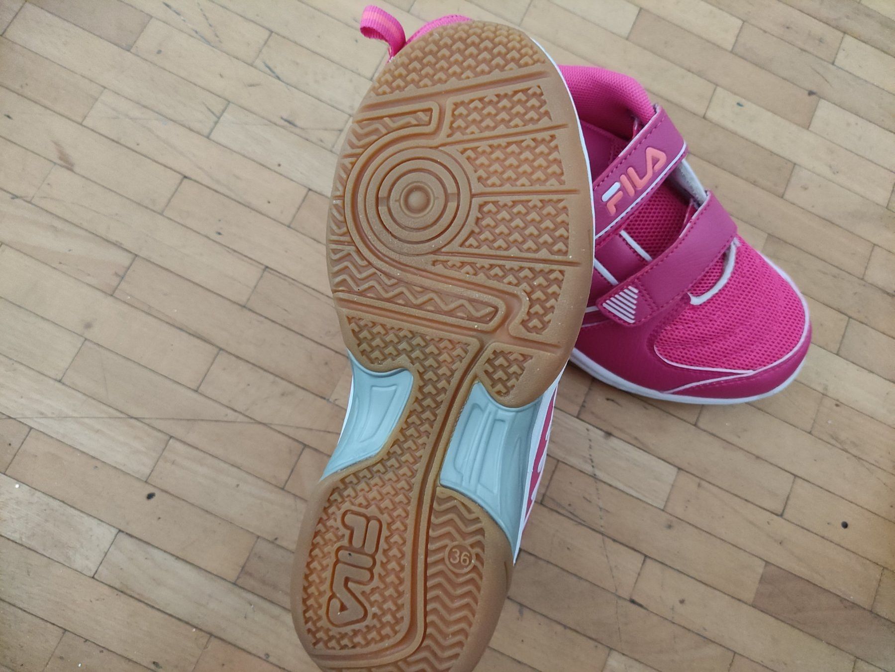 Chaussures hommes: Neu Fila Turnschuhe gr 35 oder 36 – Neuf avec emballage d'origine à Dagmersellen par L.Ga. 1