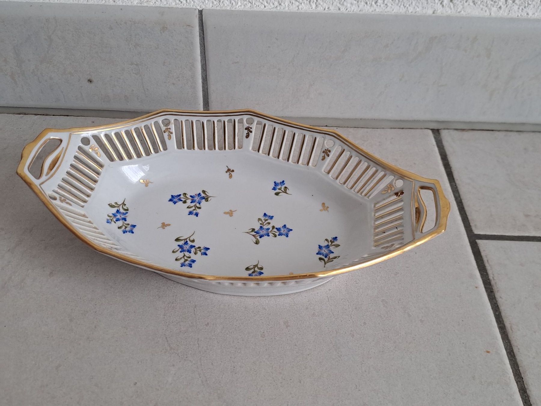 Piatti di portata: Schale, handbemalt, mit Goldrand und Blumenmuster – Usato da Frauenfeld venduto da Andadaa