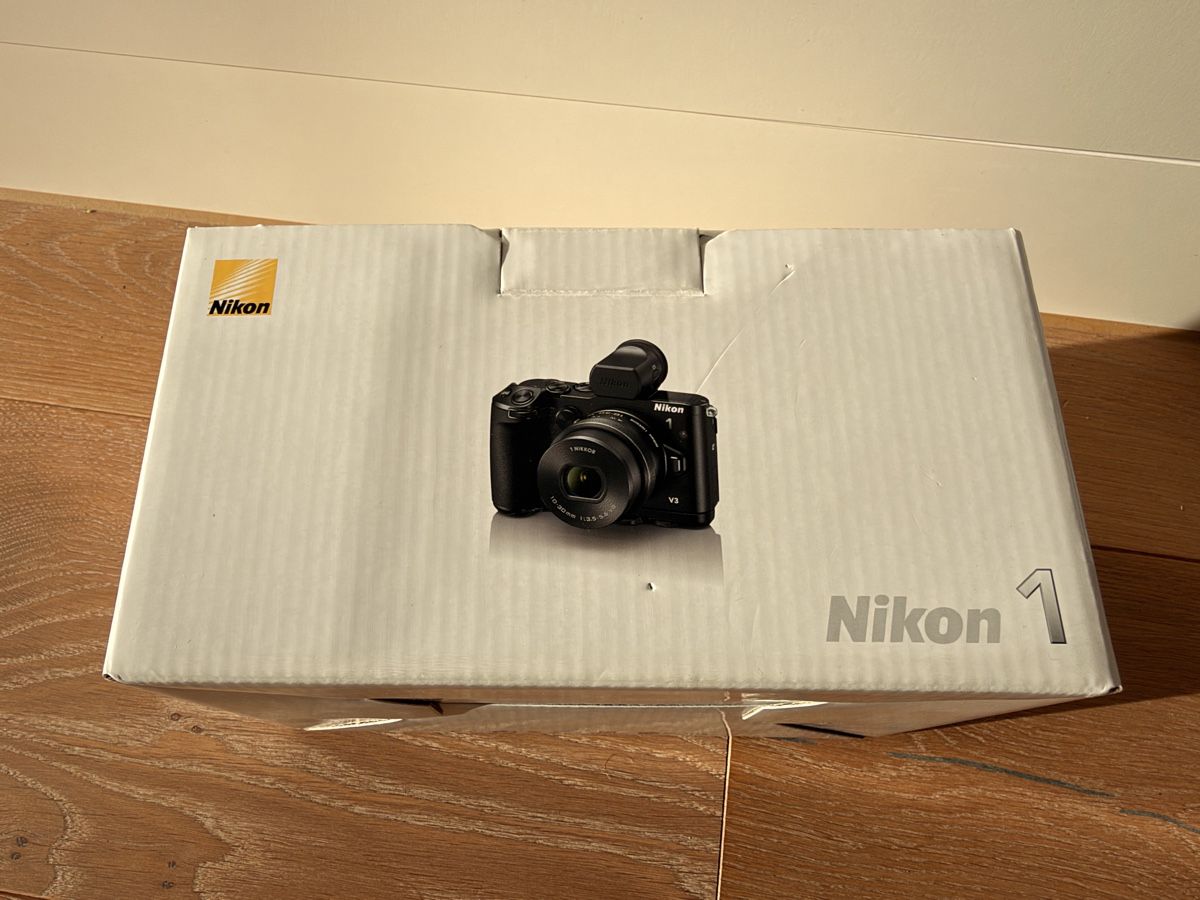Nikon Fotocamera: Nikon 1V3 Set mit Ledercase und OVP – Usato da Winterthur venduto da R2D_Y7C 6