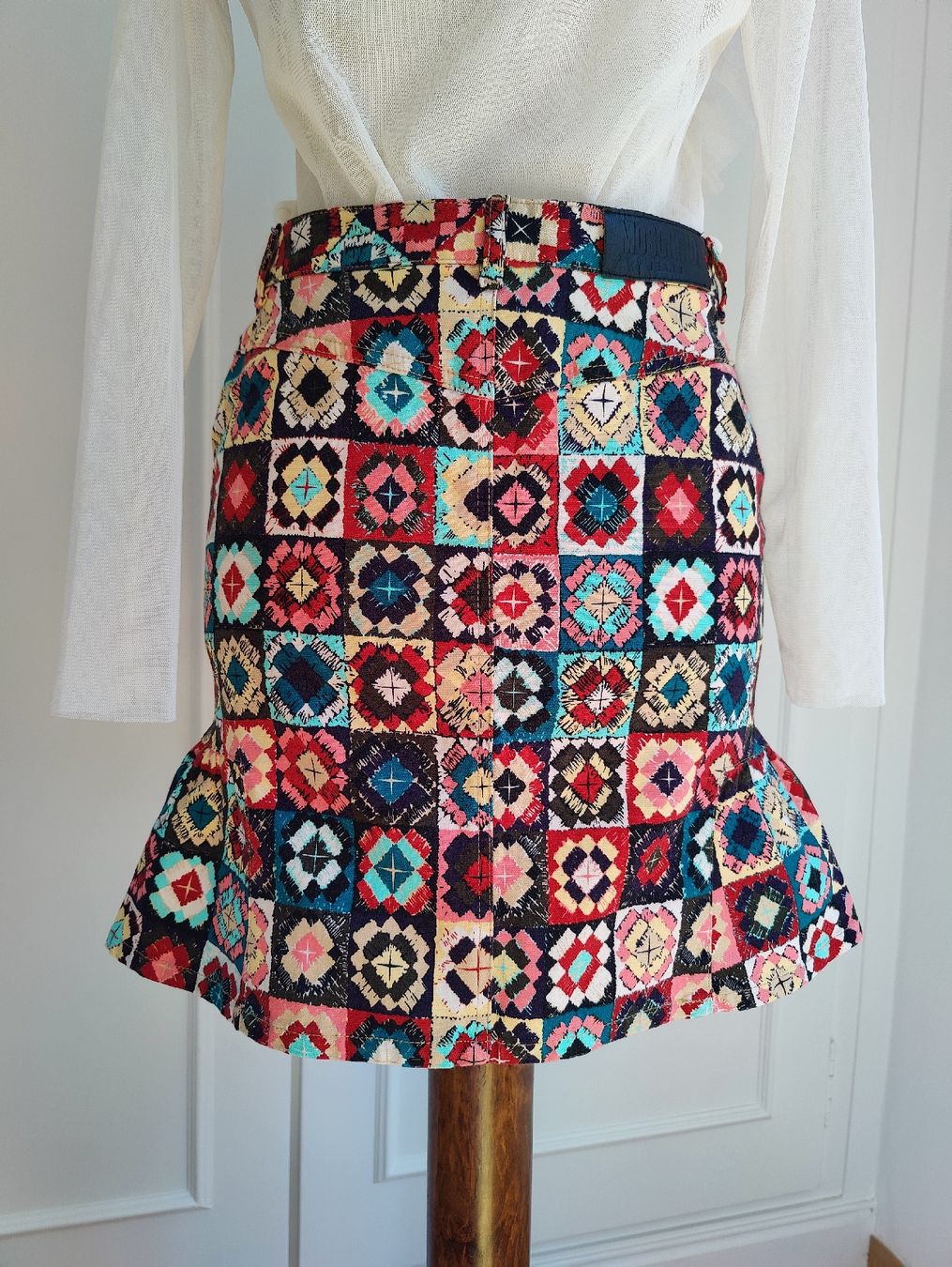 Moschino Gonne: Vintage Moschino Jeans Rainbow Patchwork Ruffle Mini Skirt – Usato da La Tour-de-Peilz venduto da dAutrefois 3