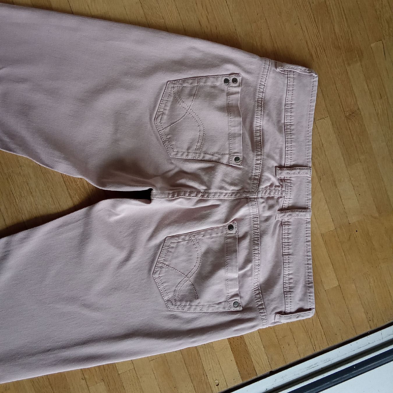 Lotti di vestiti: Da.-Hose roséfarb. CHF 8.-- u. pass. Bluse CHF 8.-- – Usato da Frauenfeld venduto da clausi 6