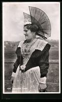 Dame in Appenzeller Tracht mit kunstvoll
