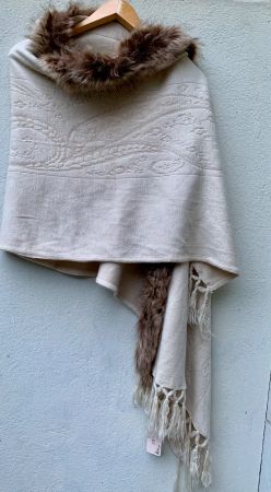 Magnifique châle poncho doux 70% viscose col fourrure neuf