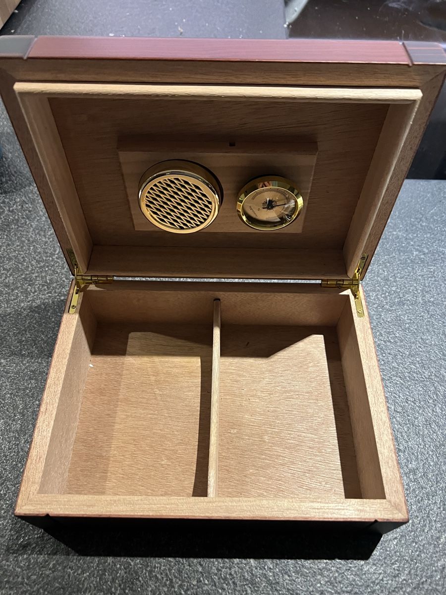 Humidor per sigari: Humidor gebraucht – Usato da Mauren venduto da chr_hn5y 1