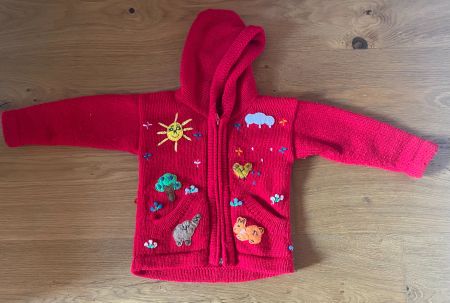 peruanische Strickjacke mit Kapuze rot bestickt Grösse 86