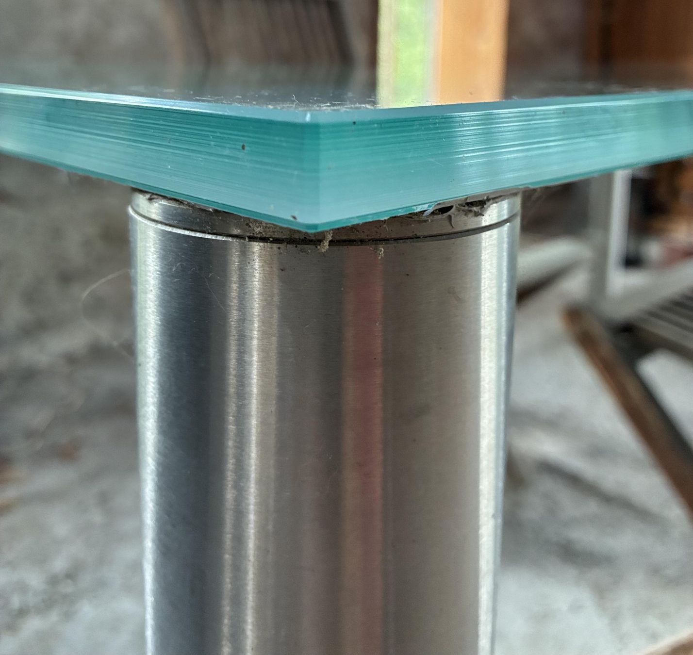 Tables: Tisch Glas satiniert  - Beine Alu rund – D'occasion à Oberkulm par Weberlisa 5