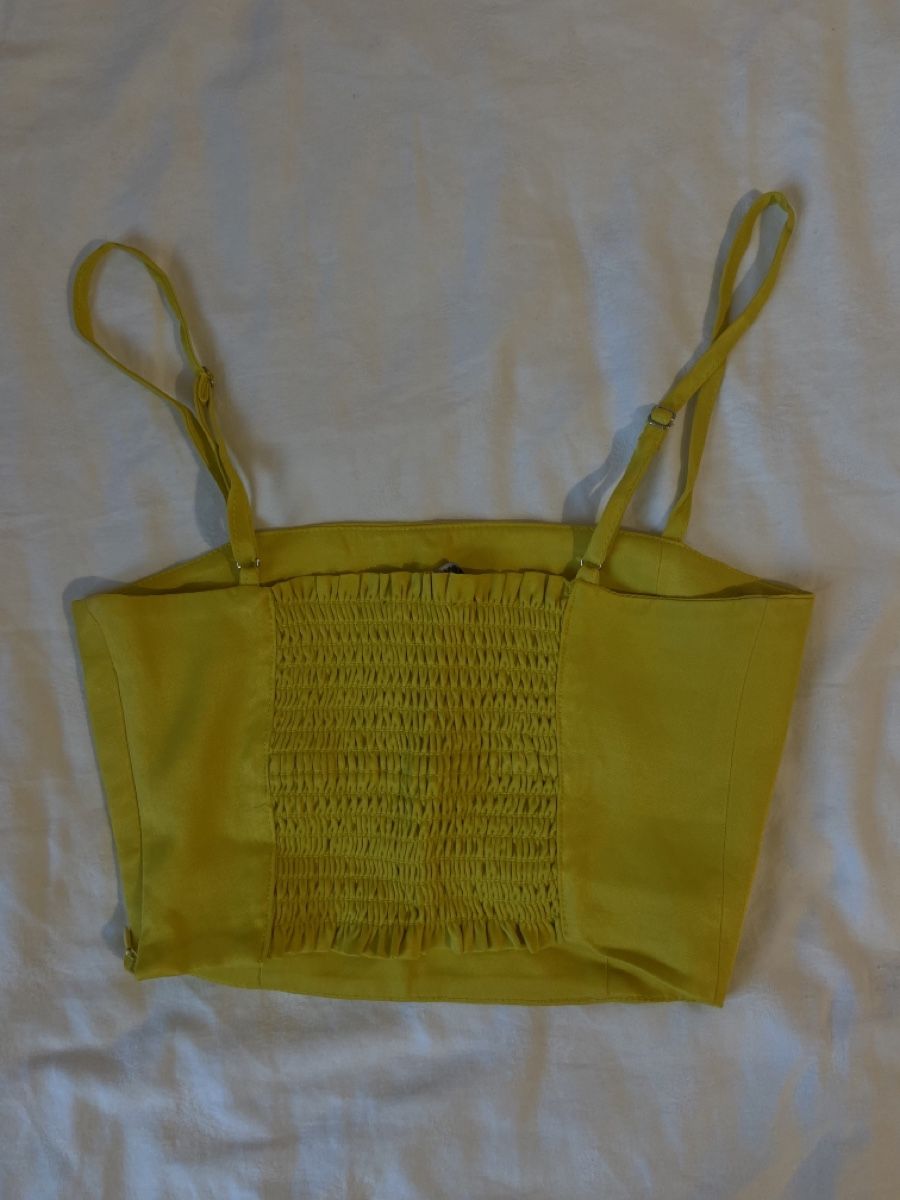 Zara Top: Crop top en soie jaune Zara – Nuovo (secondo la descrizione) da Chêne-Bougeries venduto da sor_9rzp 1