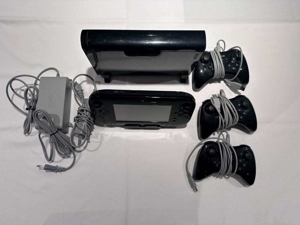 Nintendo Wii U mit Gamepad und 3 Controllern Kaufen auf Ricardo