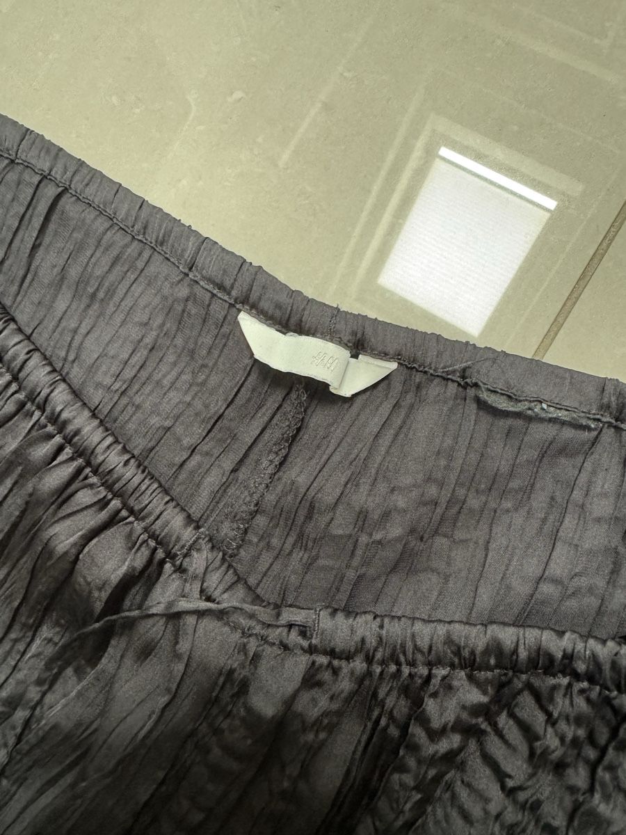 H&M Pantaloni: H&M Plisse Hose weit schwarz elastischer Bund – Usato da Wangen SZ venduto da wakaawinhu 2