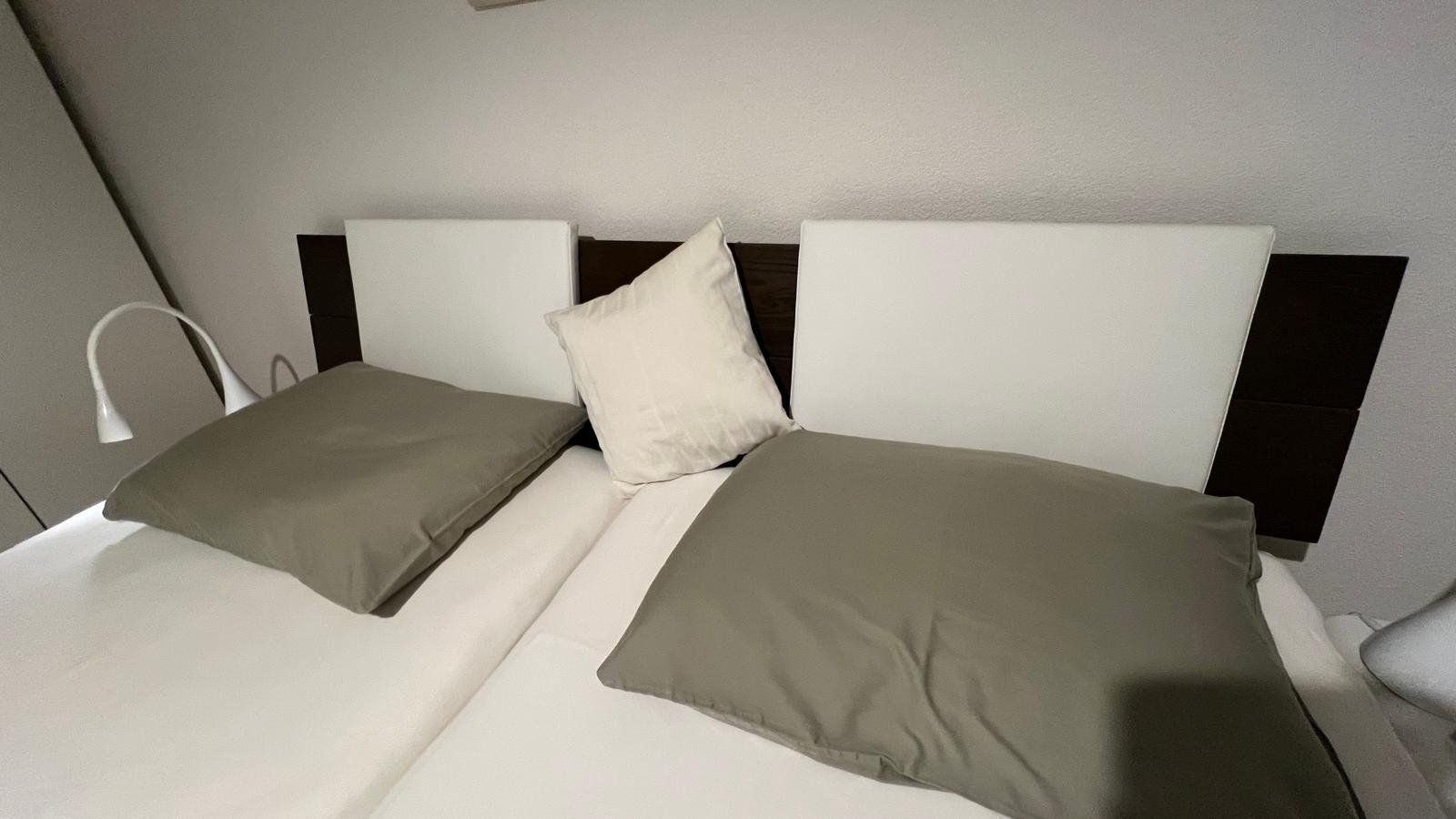 Betten: Doppelbett Wildeiche massiv – Gebraucht aus Gelterkinden von Lindi4143 1