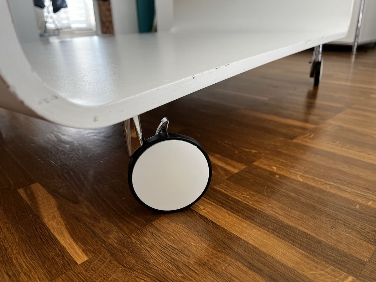 Tische: Couchtisch weiss mit Rollen mit Gebrauchsspuren – Gebraucht aus Belp von Feebee 5