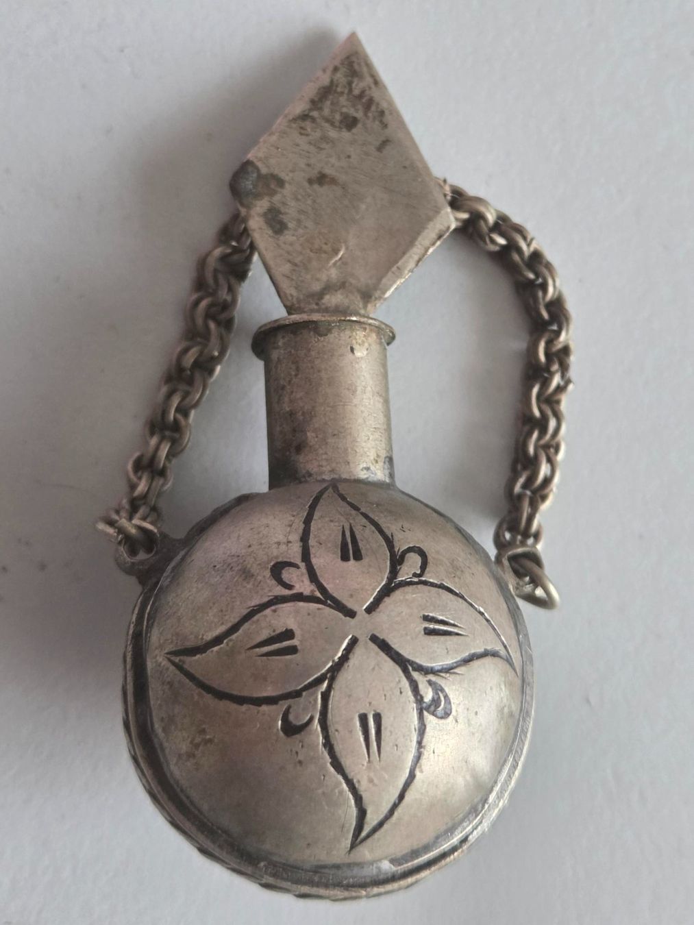 Flacons: Kleines Berber- oder Parfum Fläschchen mit Kette – D'occasion à Luzern par Kartenansicht