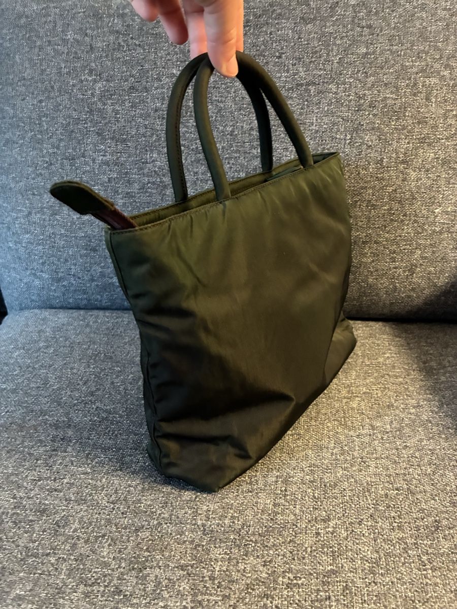 Prada Borse da donna: Sac à main Prada mini triangle en toile kaki  – Usato da Lausanne venduto da Titivintage 1