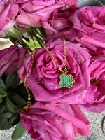 🌿 Elegante goldfarbene Halskette mit grünem Blumenanhänger