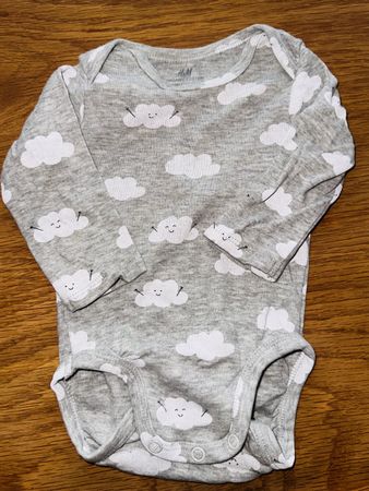H&M Baby Body, Grösse 62, Langarm, Wolken Design, Top!
