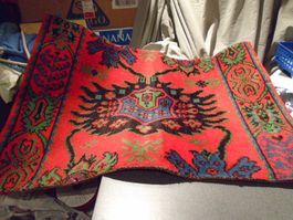 Teppich rot, Muster blau/schwarz/grün