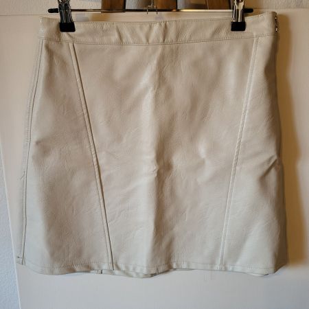 Superbe mini-jupe en simili-cuir de couleur beige / crème