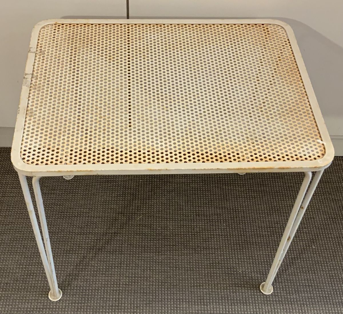 Tische: Petite table en métal perforé de style  Mathieu Matégot – Gebraucht aus rolle von Tontonjulot
