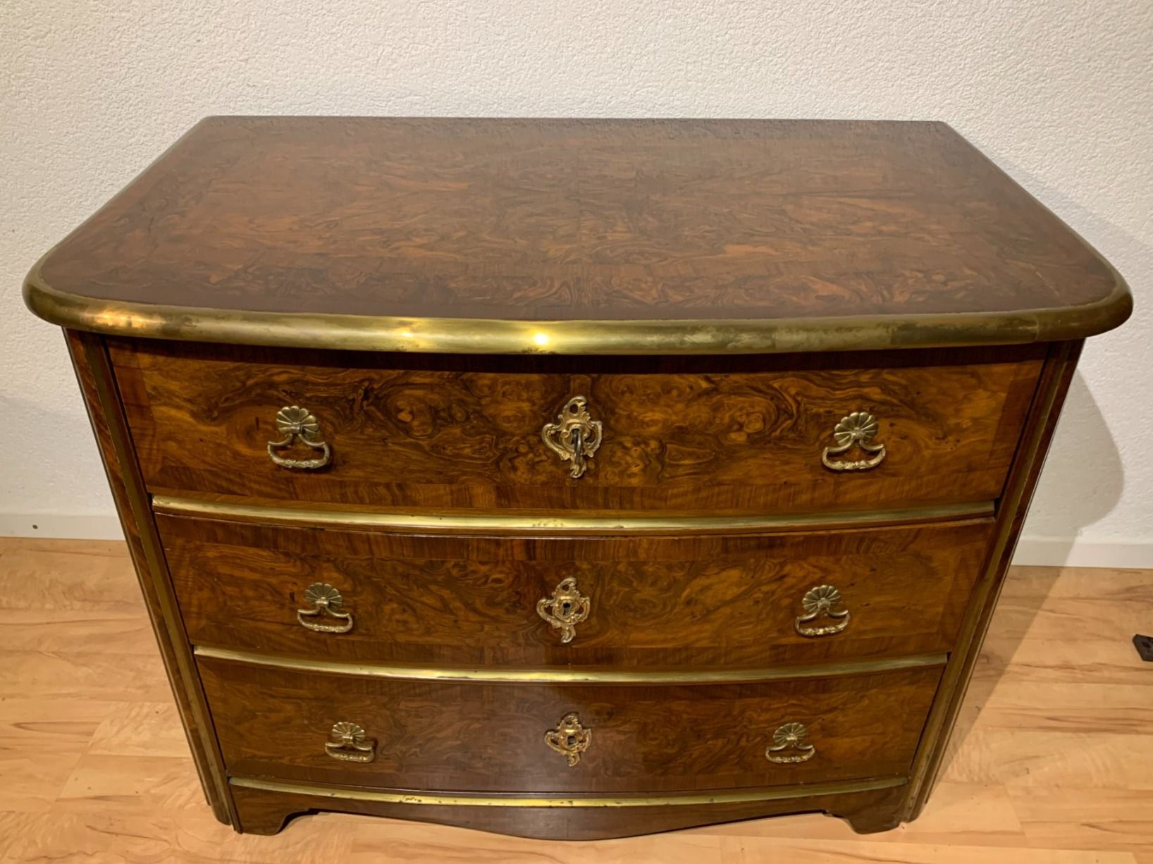 Cassettiere: Berner Barock Kommode, Mathäus FUNK um 1745, Nussbaum – Usato da Worb venduto da farben20zauber 9