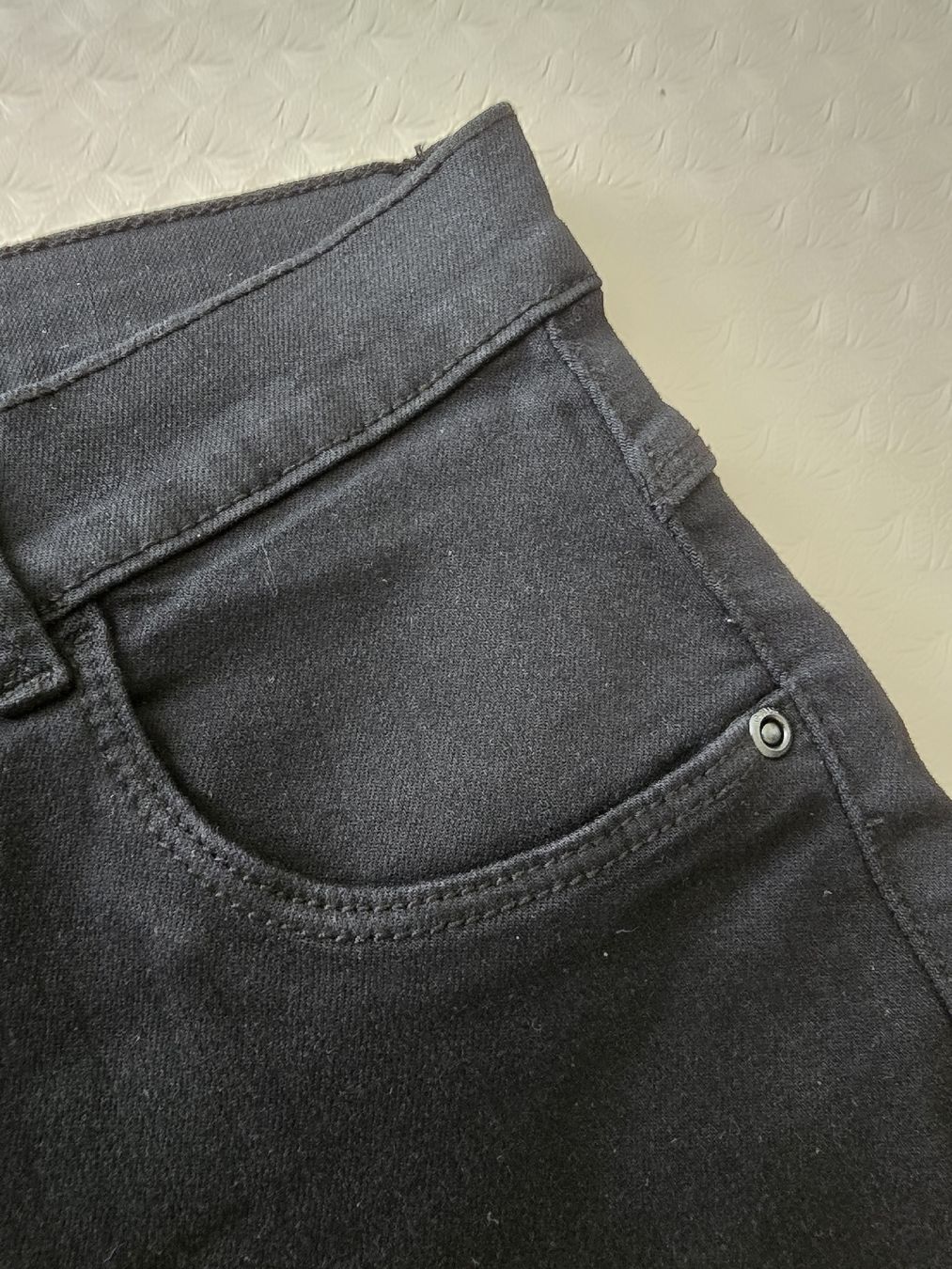Only Pantaloni: Caprihosen von Only Grösse M schwarz Jeansoptik elastisch – Usato da Lenzburg venduto da Lavendercupcake 6