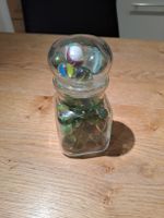 Murmeln in Glasbehälter mit Deckelfach